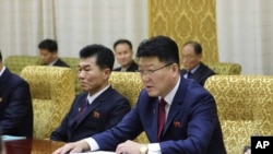  په انځور کې ښي لوري ته لومړی کس د شمالی کوریا د بهرنیو اقتصادي چارو وزیر یون جانګ هو دی