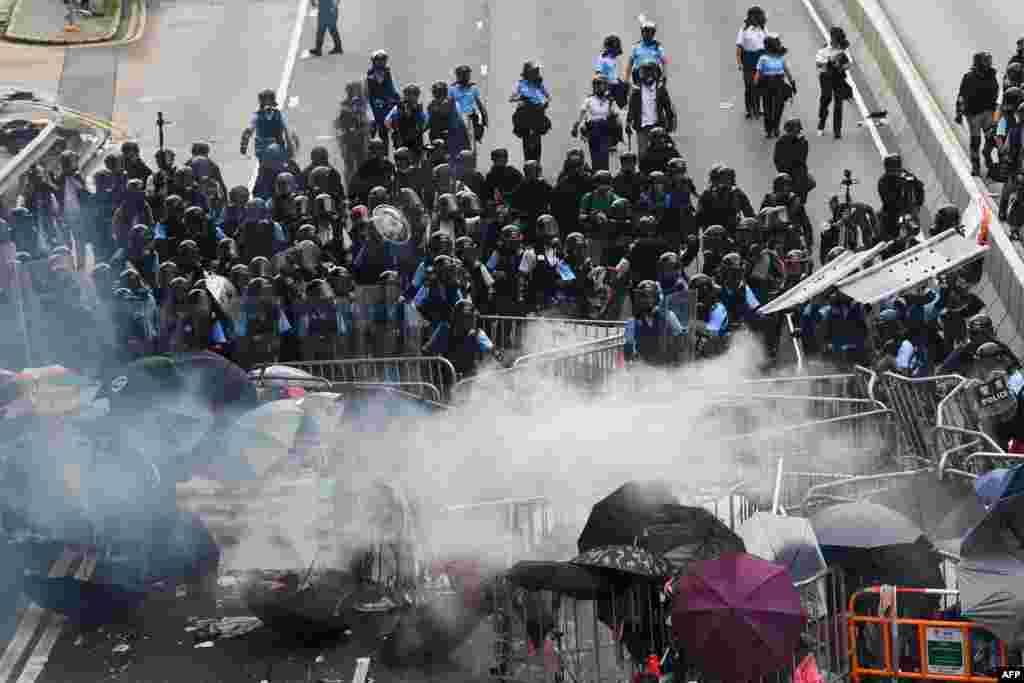 2019年6月12日，数万抗议民众包围香港立法会，香港警方与抗议者发生冲突。