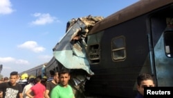 Des badauds ont accouru à la station de Khroshid où deux trains sont entrain en collision à Alexandrie, Egypte, 11 août 2017.