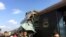 Des personnes rassemblées à la station de Khroshid où deux trains sont entrés en collision à Alexandrie, Egypte, 11 août 2017. (Photo: REUTERS/Osama Nageb)