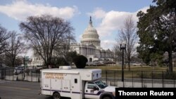 El Capitolio, aún fuertemente resguardado, será el escenario este fin de semana de la votación de un nuevo paquete de alivio por el coronavirus. [Foto: Reuters/4 de marzo de 2021]