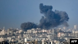 Ova slika snimljena u blizini izraelske granice s pojasom Gaze 7. novembra 2023. prikazuje dim koji se diže iz Gaze nakon izraelskih napada, usred tekućih bitaka između Izraela i palestinskog pokreta Hamas. (Foto: Aris MESSINIS / AFP)