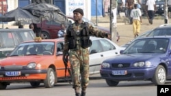 Soldado marfinense numa rua de Abidjan