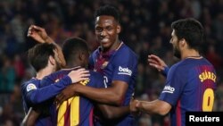 Ousmane Dembele, Lionel Messi, Yerry Mina et Luis Suarez du FC Barcelone, heureux de leur cinquième but contre Villarreal le 9 mai 2018.