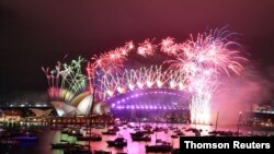 호주 시드니 명소 오페라하우스에서 새해맞이 불꽃놀이 행사가 펼쳐지고 있다.