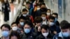 香港地铁里戴着口罩的香港民众。(2023年2月28日)