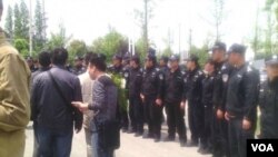 蘇州當局出動了大量警力，包括百餘名名佩戴“特勤”臂章身穿制服的警察，將祭掃林昭墓的人士強行抓走。 (視頻截圖）