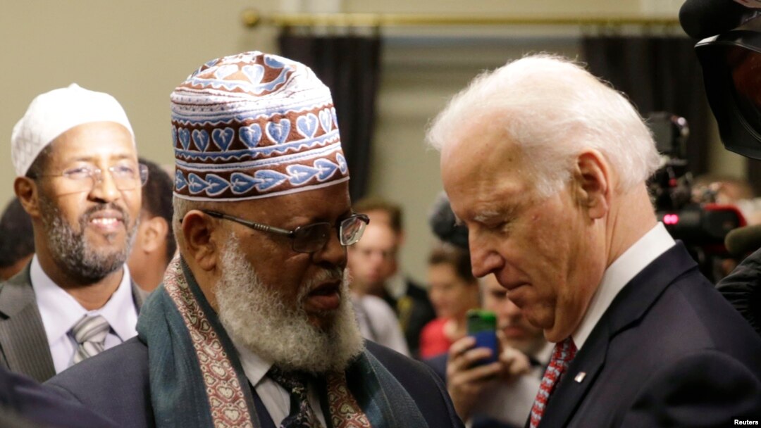 Madaxweyne ku Xigeenka Maraykanka Joe Biden oo gacan qaadaya Sheikh Sa'ad Musse oo ka mid ah culimada Minneapolis, Minnesota 