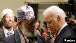 Madaxweyne ku Xigeenka Maraykanka Joe Biden oo gacan qaadaya Sheikh Sa'ad Musse oo ka mid ah culimada Minneapolis, Minnesota 