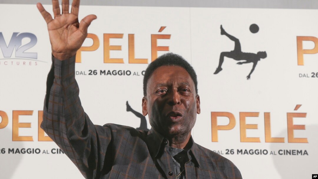 Bintang sepakbola Brazil, Edson Arantes Do Nascimiento atau dikenal sebagai Pele saat berada di Milan, Italia (foto: dok). 