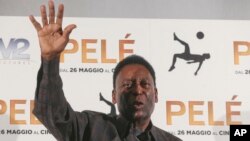 La salud de Edson Arantes do Nascimento, conocido mundialmente como Pelé, ha preocupado en el pasado, después de que ha aparecido en público en silla de ruedas o con un andador para trasladarse.