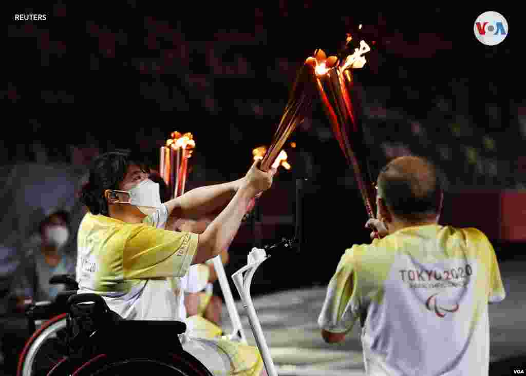 Relevo de la antorcha durante la ceremonia, minutos antes de encender el pebetero.