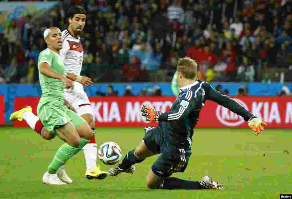 Germany's Manuel Neuer (R) dashes out of his penalty box to clear a ball during their 2014 World Cup round of 16 game against Algeria at the Beira Rio stadium in Porto Alegre June 30, 2014. REUTERS/Stefano Rellandini (BRAZIL - Tags: SOCCER SPORT WORLD CU