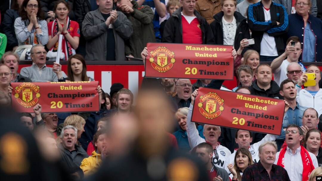 Para pendukung Manchester United mengacungkan spanduk-spanduk mendukung klub kesayangan mereka dalam laga Liga Utama Inggris antara Manchester United dan Chelsea di Stadion Old Trafford, Manchester, Inggris, 5 Mei 2013.
