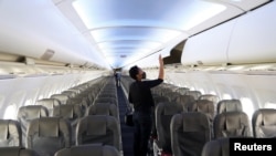 Un visitante inspecciona un avión de la nueva aerolínea Lift durante su lanzamiento en O.R. Aeropuerto Internacional Tambo en Johannesburgo, Sudáfrica, 9 de diciembre de 2020.