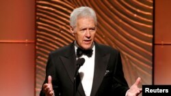 Archivo: El presentador del programa del programa de televisión Jeopardy, Alex Trebek, habla en el escenario durante la edición 40 anual de los Premios Emmy diurnos en Beverly Hills, California, el 16 de junio de 2013.