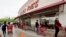 Khách hàng tôn trọng giản cách xã hội bên ngoài siêu thị Trade Joe tại Omaha, Nebraska.