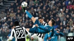 L'attaquant portugais du Real Madrid Cristiano Ronaldo marque sur une bicyclette lors du match aller de quart de finale de la Champions League contre la Juventus au stade Allianz de Turin, 3 avril 2018. 