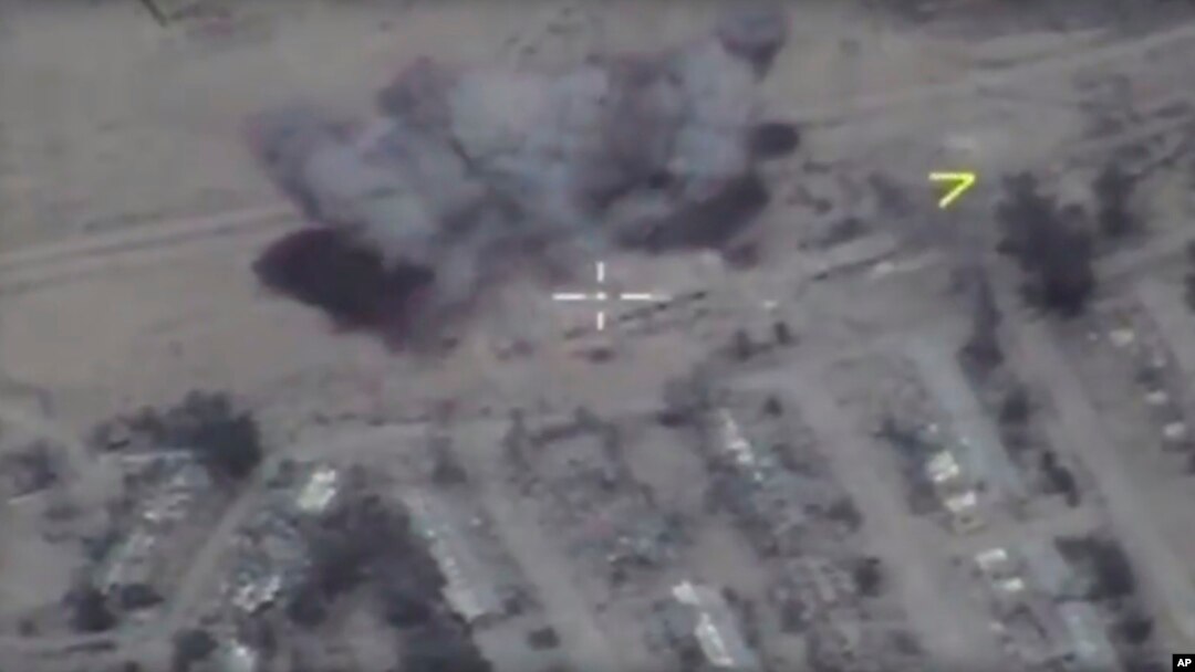 Dalam gambar yang dirilis oleh dinas pers Kementerian Pertahanan Rusia, 31 Mei 2017, rudal jelajah Kalibr jarak jauh pasukan Rusia mengenai target ISIS di kawasan Palmyra, Suria. (Russian Defence Ministry Press Service photo via AP).