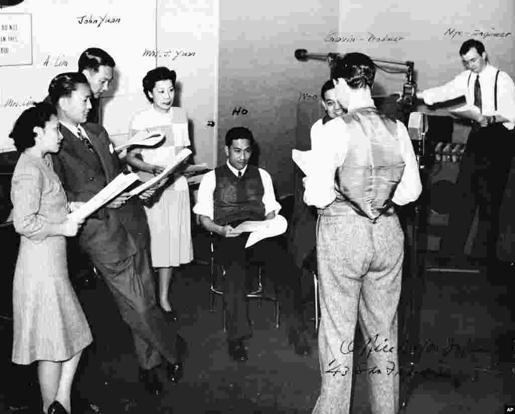 老照片回顾：美国之音中文广播70年