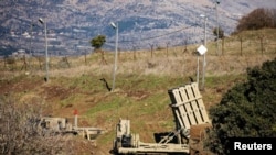 Sistem anti-rudal Iron Dome di dekat daerah perbatasan antara Israel dan Suriah, di Dataran Tinggi Golan yang diduduki Israel, 18 November 2020. (REUTERS/Hamad Almakt)