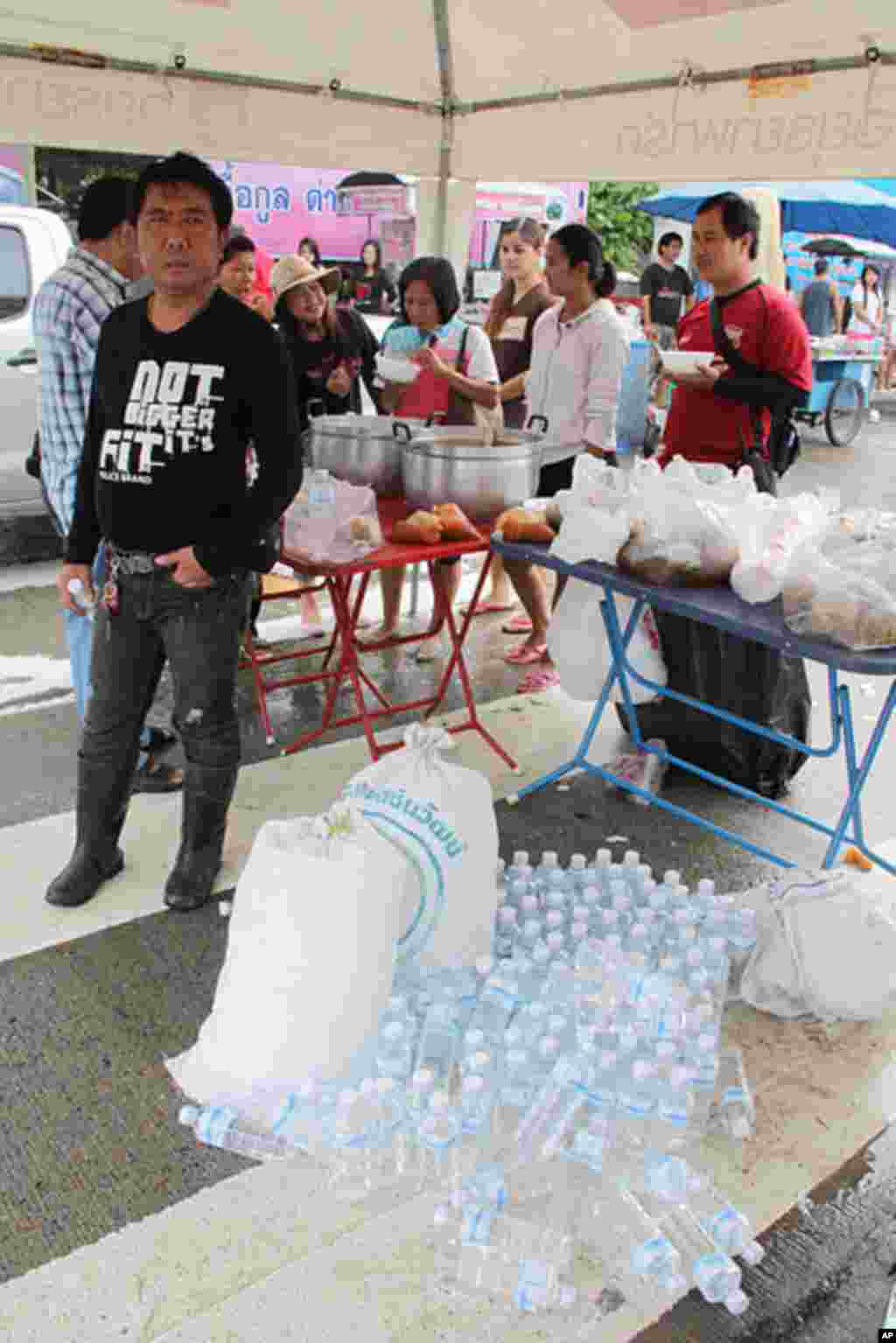 A food and water relief tent in a flooded Ayutthaya neighborhood, October 6, 2011. (VOA - D. Schearf)