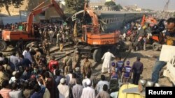 巴基斯坦列车事故救援人员用重型机械清理现场
