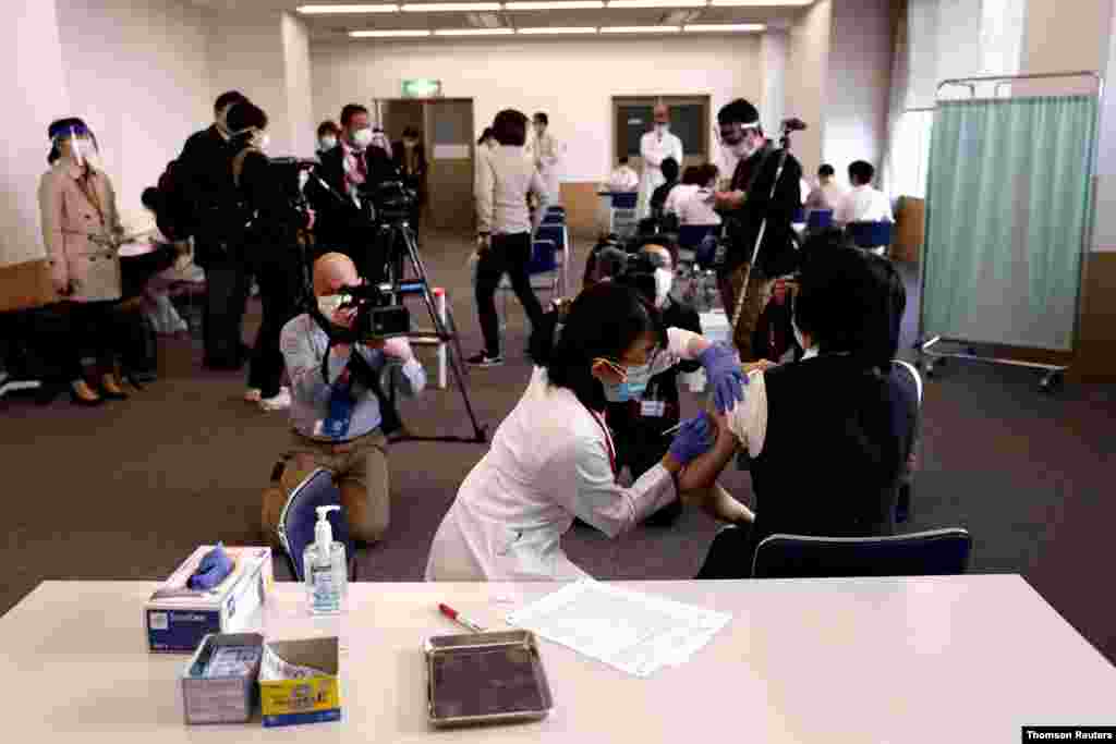 일본 도쿄메디컬센터에서 시작된 일본의 신종 코로나바이러스 백신 접종을 취재진이 촬영하고 있다. 