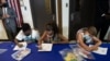Niños dibujan mientras esperan la visita de la vicepresidenta de EE. UU., Kamala Harris, a una escuela de verano el 21 de junio de 2021, Pittsburgh, Pensilvania.