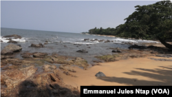 Une vue de la plage de Kribi sans grande fréquentation à cause du Covid 19, le 13 mai 2020. (VOA/Emmanuel Jules Ntap)