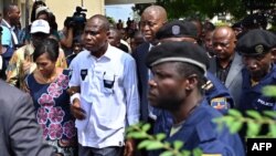 Martin Fayulu na mwasi na ye, Esther, na libanda ya Cour constitutionnelle, Kinshasa, 12 janvier 2019.