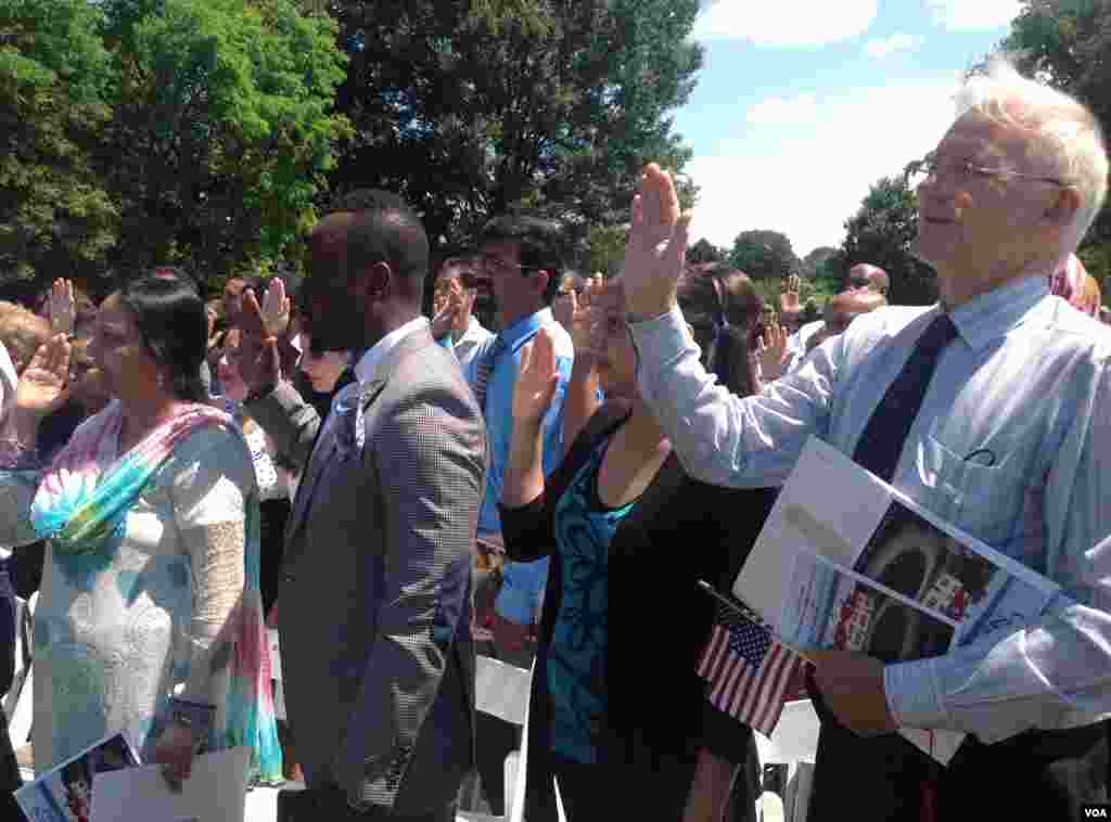 来自45个国家的移民独立节在华盛顿故居宣誓加入美国籍