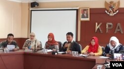 Komisi Perlindungan Anak Indonesia (KPAI) dalam jumpa pers di kantornya, Senin (9/3) meminta pemerintah lebih selektif terhadap industri perfilman. Lembaga itu juga meminta pemerintah memastikan setiap tayangan ramah terhadap anak. (VOA/Fathiyah)