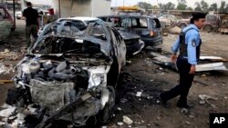 Polisi Irak memeriksa lokasi ledakan bom mobil bunuh diri di Baghdad timur (16/4). Sedikitnya 712 orang tewas di Irak selama bulan April lalu.
