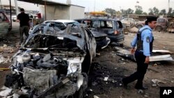 Polisi Irak memeriksa lokasi serangan bom mobil di Baghdad bulan lalu (foto: dok). Serangkaian serangan di Baghdad menewaskan 9 orang hari Minggu 5/5. 