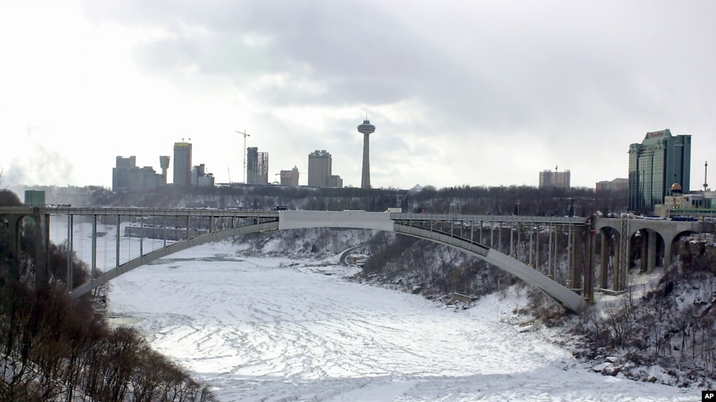 美国和加拿大之间的尼亚加拉大瀑布的彩虹桥过境点（资料图）。2004年赵燕在这里被打伤。