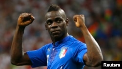 Pemain Italia Mario Balotelli merayakan golnya atas Inggris dalam pertandingan Grup D dalam Piala Dunia 2014 di Manaus, Brazil (14/6). (Reuters/Ivan Alvarado)