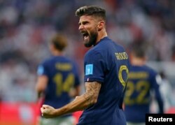 Olivier Giroud dari Prancis merayakan gol kedua mereka ketika melawan Inggris di babak perempat final Piala Dunia 2022. (Foto: REUTERS/Matthew Childs)