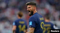 Olivier Giroud wa Ufaransa akishangilia baada ya kufunga bao la pili dhidi ya Uingereza. REUTERS.