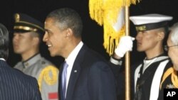 President Barack Obama walks past South Korean honor guard members as he arrives to attend the G20 Summit in Seoul, South Korea, 10 Nov 2010