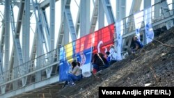 Mještani čekaju dolazak Erdogana sa Vučićem i Džaferovićem, Komšićem i Dodikom, kako bi službeno otvorili početak izgradnje budućeg autoputa Sarajevo - Beograd, Kuzmin 2019.