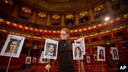 Staf BAFTA sedang mengatur daftar tempat duduk para bintang dengan menggunakan foto mereka di Royal Albert Hall, London, sebelum penyerahan penghargaan British Academy Film Awards atau BAFTA, Minggu, 12 Februari 2017.