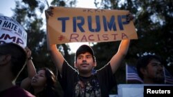 Protesta de hispanos frente al hotel Luxe, donde se presentó Trump en Brentwood, Los Ángeles, el año pasado. El disgusto hispano por sus posiciones solo han crecido en los últimos meses.