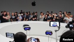 Los Vision Pro de Apple se exhiben en la Conferencia mundial anual de desarrolladores de Apple en la sede de la compañía en Cupertino, California, EEUU, el 5 de junio de 2023. REUTERS/Loren Elliott