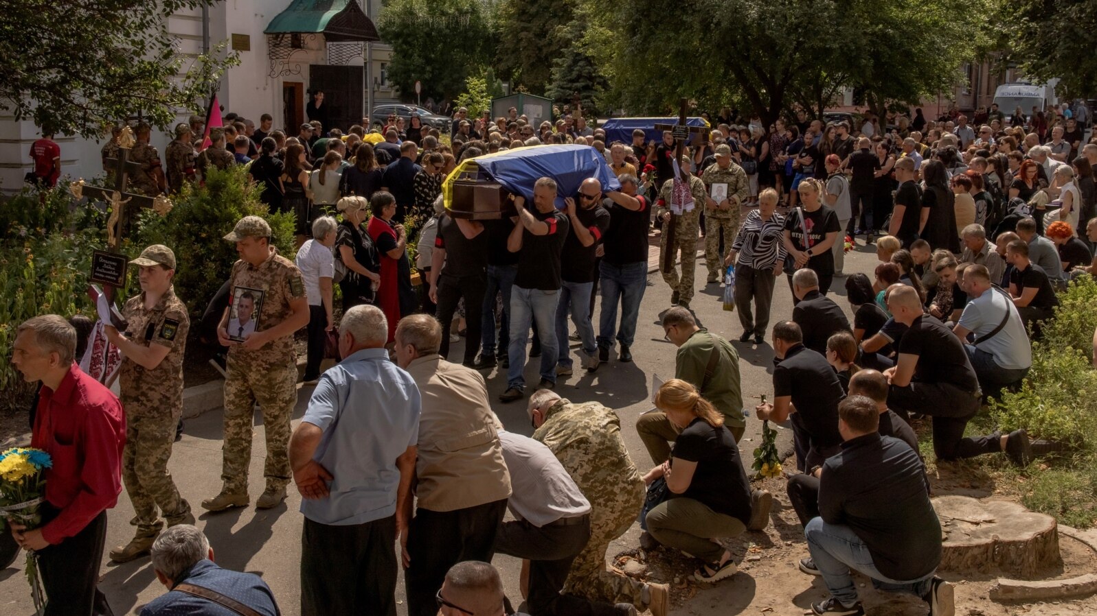 Muškarci nose kovčege tokom sahrane šest ukrajinskih vojnika, koji su ubijeni nakon što je Ukrajina započela ofanzivu u ruskom pograničnom regionu Kursk, Sumi, Ukrajina, 15. avgust, 2024.(Foto: AFP/Roman Pilipey)