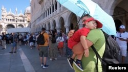 Turistas caminan en medio de una nueva ola de calor mientras se espera que las temperaturas alcancen los 40 grados centígrados en algunas ciudades, en Venecia, Italia, el 10 de agosto de 2024.