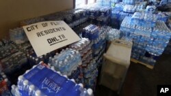 Des bouteilles d'eau dans une église de Flint, dans le Michigan, aux USA, le 5 février 2016. 