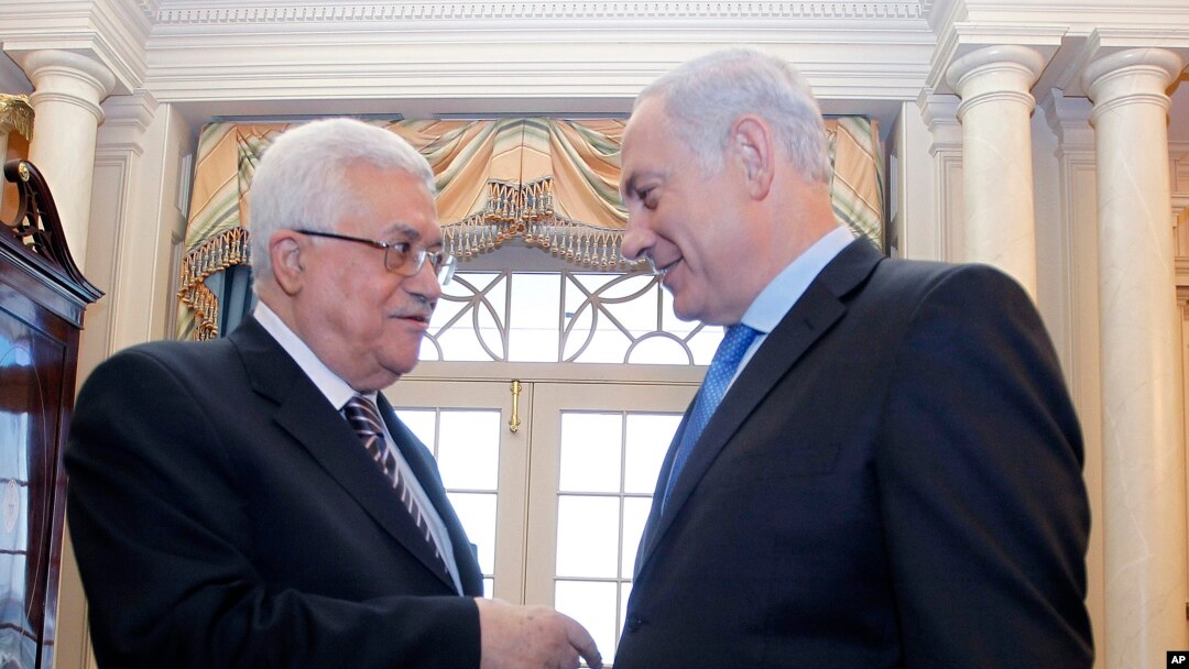 Presiden Palestina Mahmoud Abbas (kiri) dan PM Israel Benjamin Netanyahu (foto: dok). Pembicaraan damai Israel-Palestina akan dilanjutkan kembali di Washington hari Senin (29/7) setelah macet selama 3 tahun. 