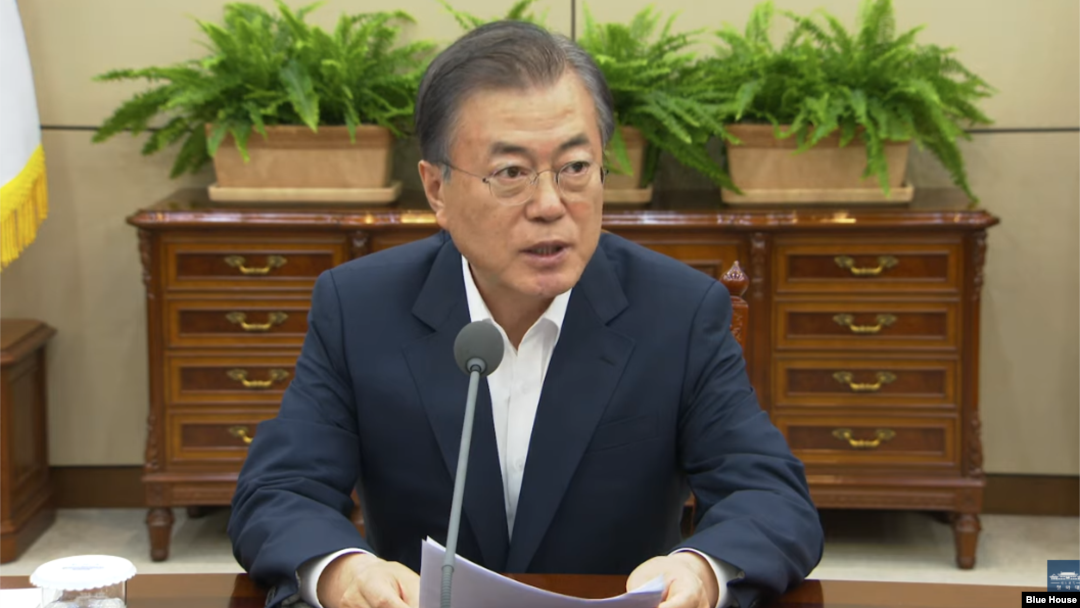 문재인 한국 대통령이 5일 청와대에서 주재한 수석·보좌관 회의에서 연설하고 있다. 제공: 한국 청와대 