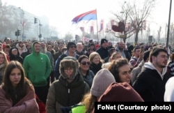 Studenti i građani tokom nedeljnog jutra, drugog dana protesta i 24-časovne blokade Mosta slobode u Novom Sadu, 2. februara 2024. (Foto: FoNet)